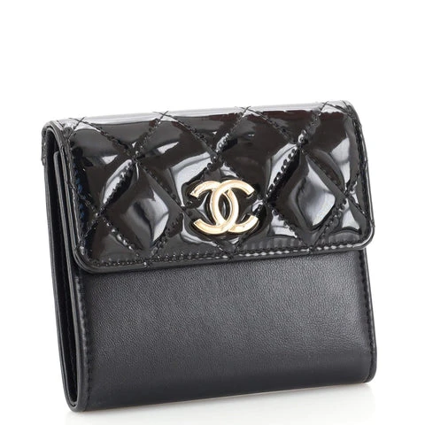 CHANEL 22 SMALL HANDBAG
