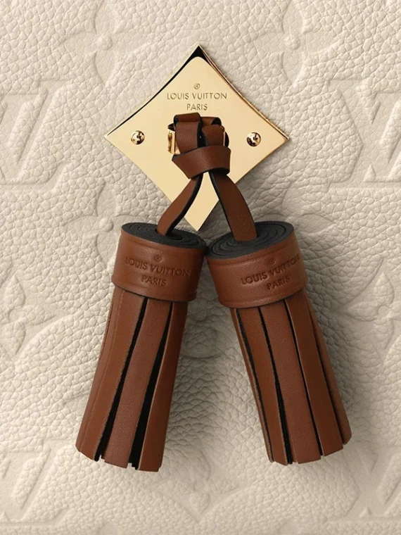 Louis Vuitton M44597 Saintonge